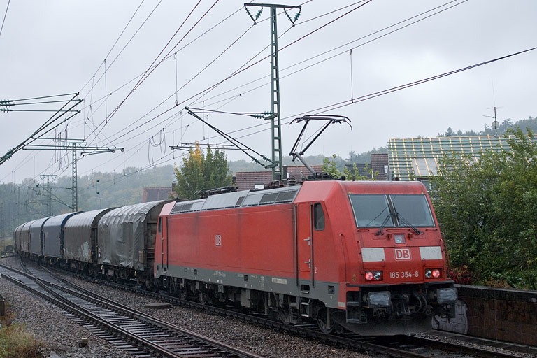 185 354 mit CS 49225 bei km 16,8 (September 2010)