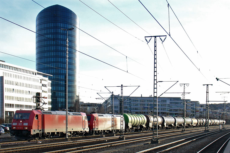 185 357 und 185 188 bei km 15,6 (Februar 2010)