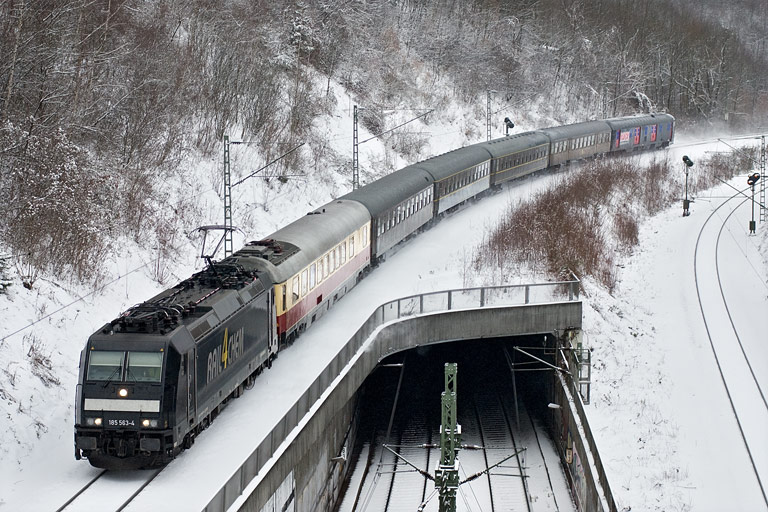 185 563 mit DLr 10075 bei km 13,8 (Dezember 2010)