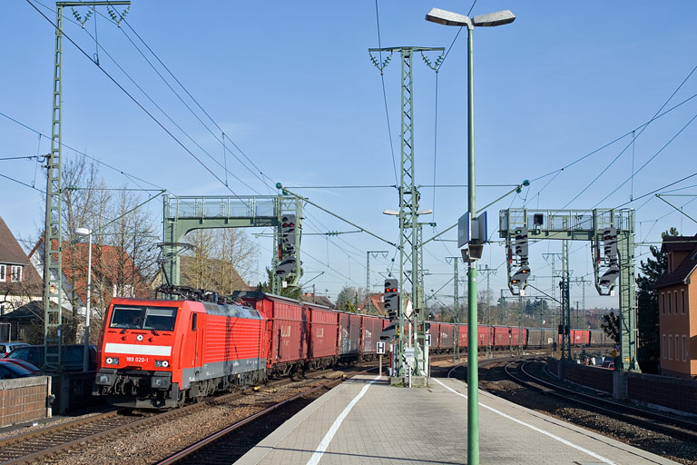 189 020 mit CSQ 60087 bei km 16,6 (April 2010)