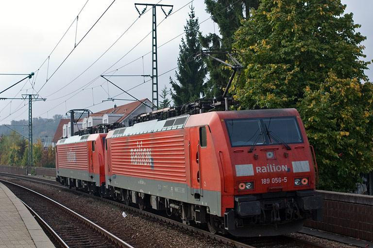 189 064 und 189 056 bei km 16,8 (Oktober 2010)