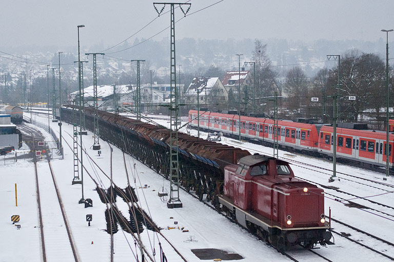 212 084 mit DbZ 93600 bei km 16,0 (Dezember 2010)