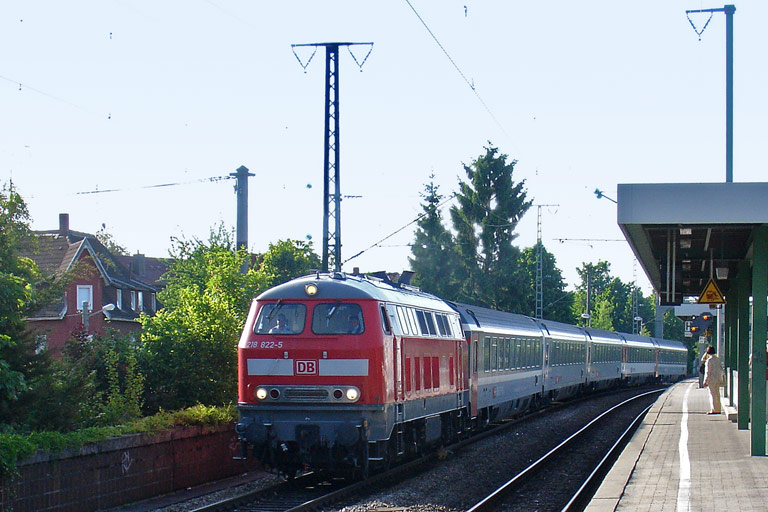 218 822 mit IC 283 bei km 16,8 (Juni 2010)