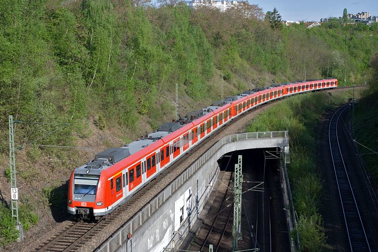 Baureihe 423 als S1 bei km 13,8 (Mai 2010)