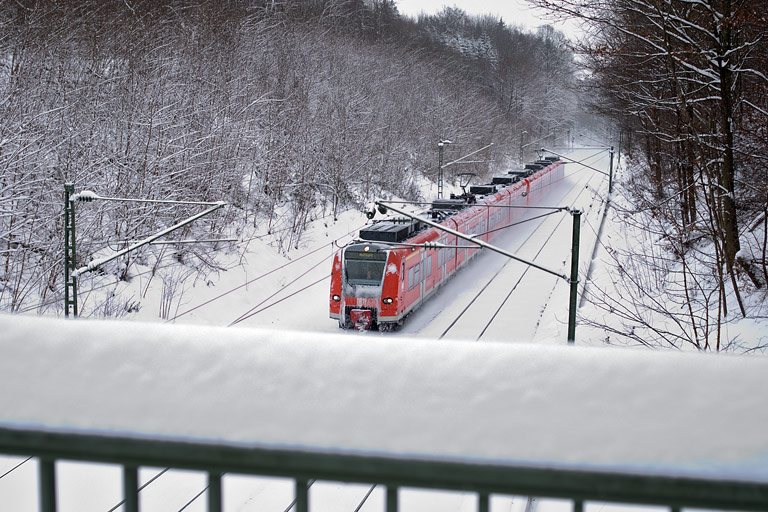Baureihe 425 mit RE 19087 bei km 19,0 (Dezember 2010)