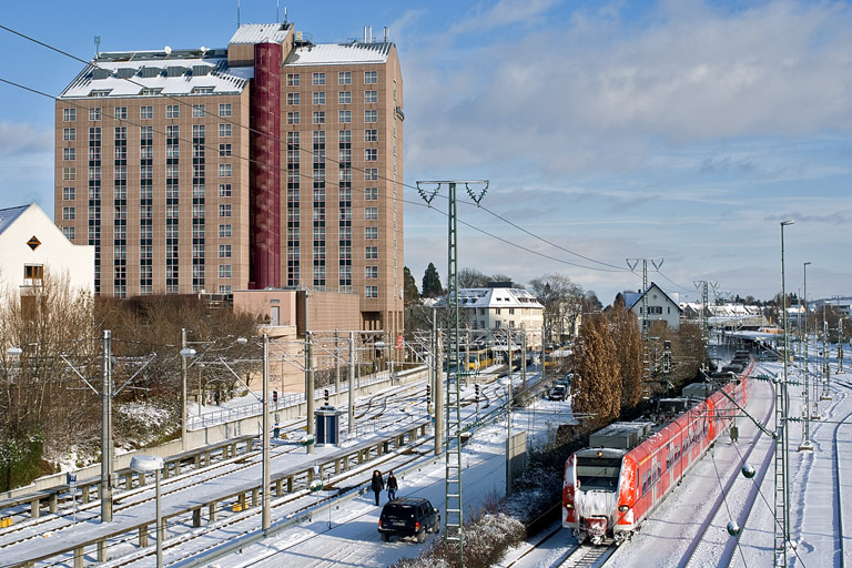 BR 426 und BR 426 und BR 425 mit RE 19087/19587 bei km 15,8 (Dezember 2010)