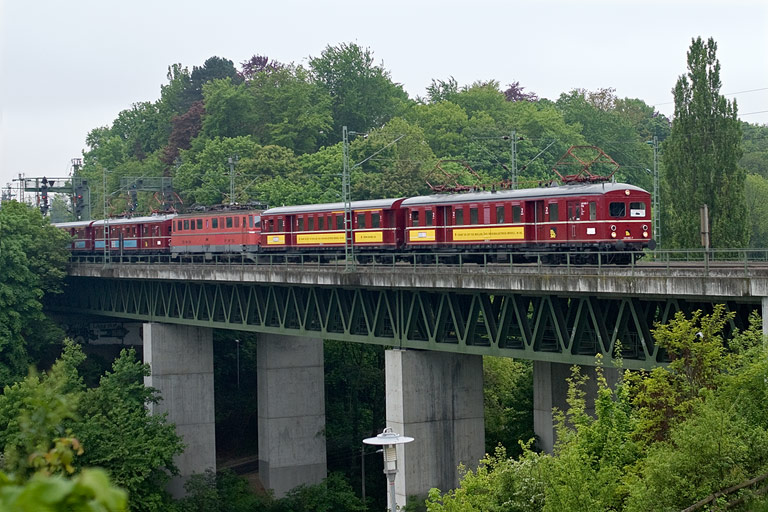 465 005/865 011, Ae 6/6 11401 und 465 006/865 606 als DPE 81969 bei km 14,6 (Mai 2010)