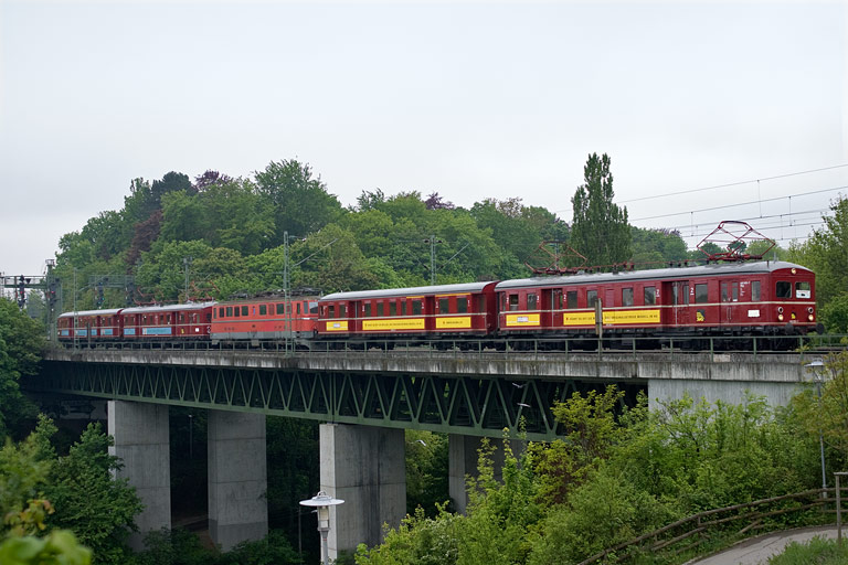 465 005/865 011, Ae 6/6 11401 und 465 006/865 606 als DPE 81969 bei km 14,6 (Mai 2010)
