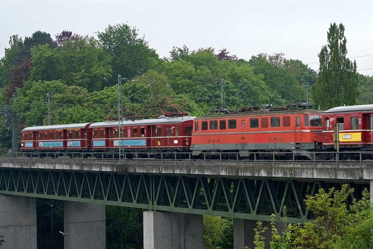 465 005/865 011, Ae 6/6 11401 und 465 006/865 606 als DPE 81969 bei km 14,6 (Mai 2010)