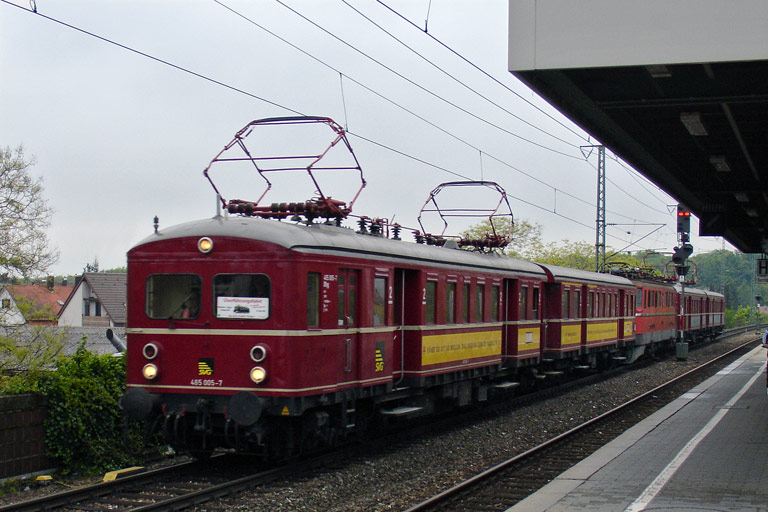 465 005/865 011, Ae 6/6 11401 und 465 006/865 606 als DPE 81969 bei km 16,8 (Mai 2010)