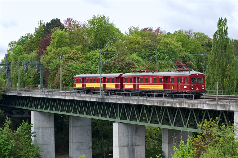 465 005/865 611 als RE 19017 bei km 14,6 (Mai 2010)