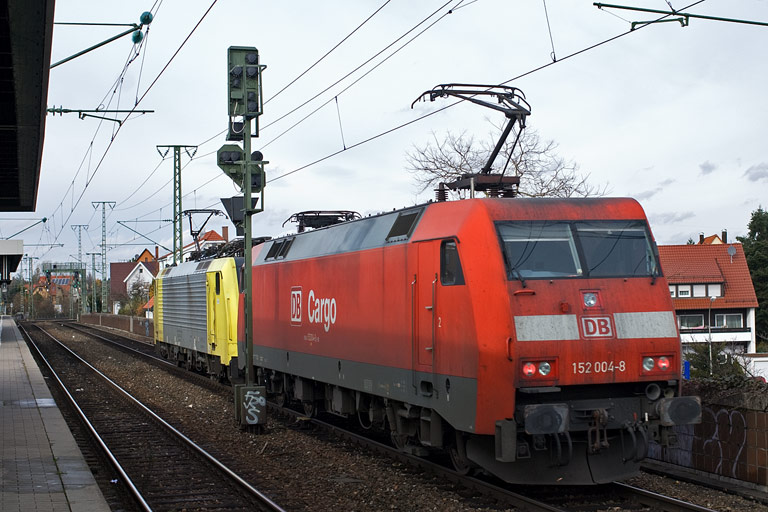 ES 64 F4-015 und 152 004 bei km 16,8 (November 2010)