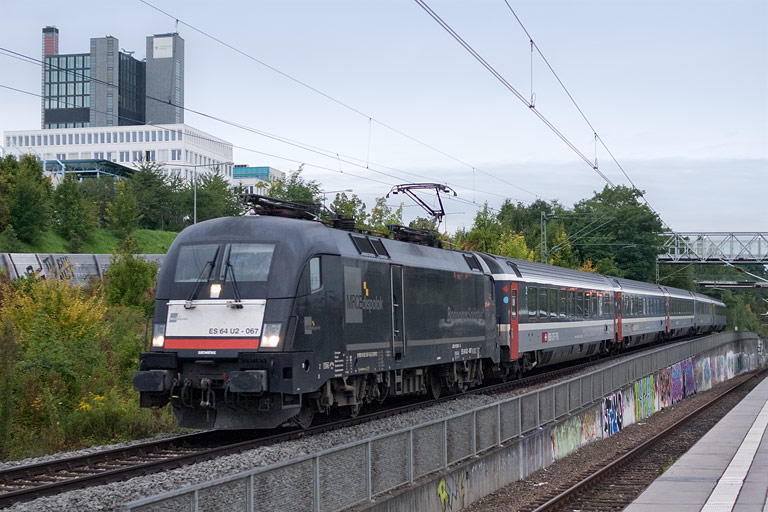 ES 64 U2-067 mit IC 181 bei km 14,2 (September 2010)
