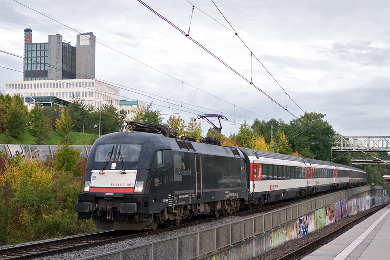 ES 64 U2-067 mit IC 181 bei km 14,2 (September 2010)