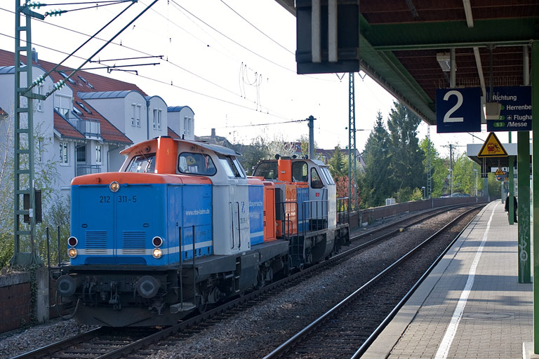 NbE 212 311 und 212 121 bei km 16,8 (April 2010)