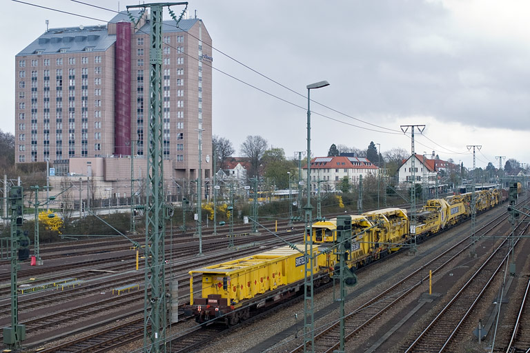 RTS 1216 902 mit DbV 95667 bei km 15,8 (April 2010)