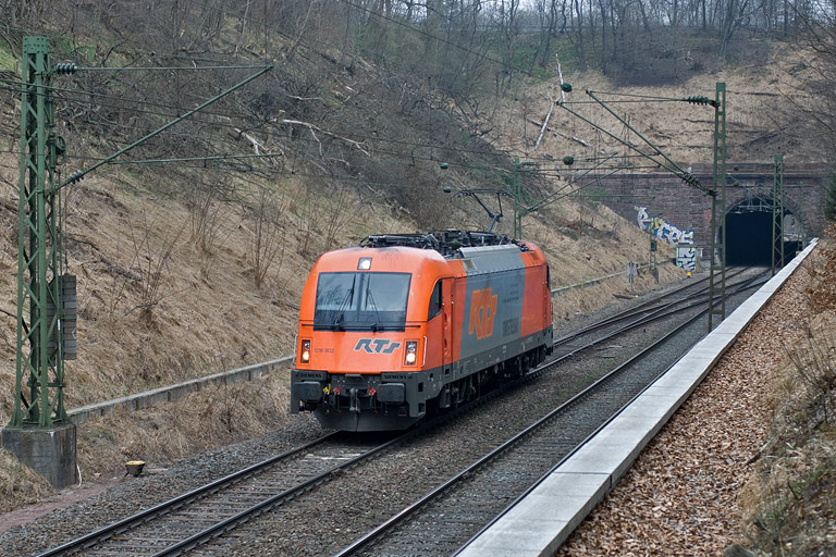 RTS 1216 902 als Tfzf 89806 bei km 18,0 (April 2010)