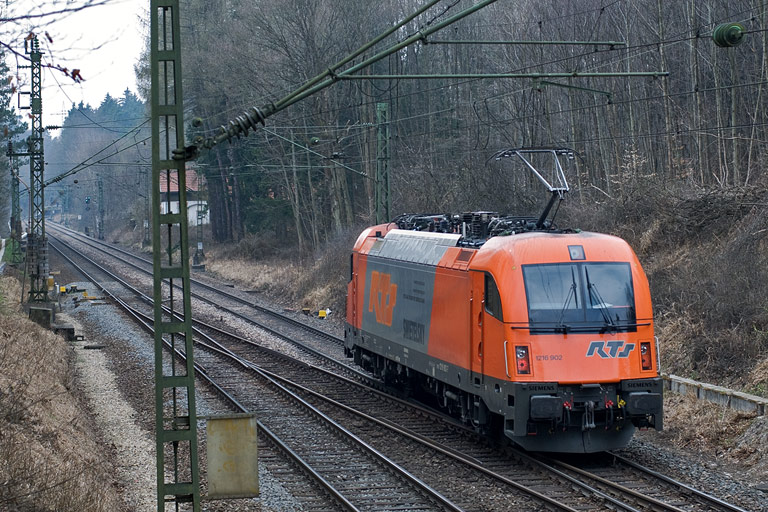 RTS 1216 902 als Tfzf 89806 bei km 18,0 (April 2010)
