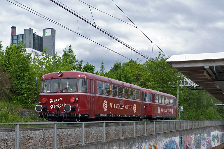 798 469 und 998 554 als DPE 92863 bei km 14,2 (Mai 2010)