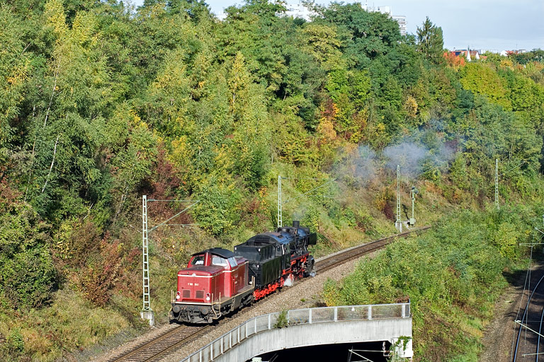 V100 1041 und 50 2988 als Tfzf 92829 bei km 13,8 (Oktober 2010)