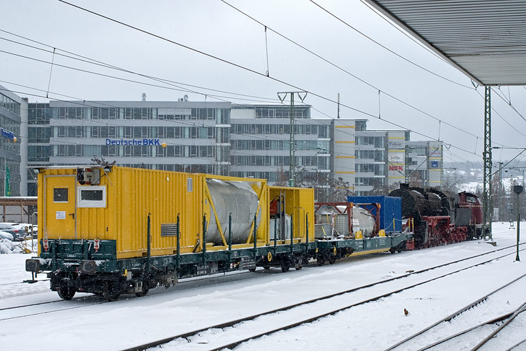 V100 1041 und 52 7596 mit DbZ 92443 bei km 15,8 (Februar 2010)