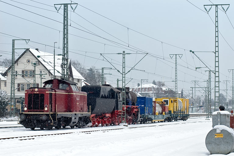 V100 1041 und 52 7596 mit DbZ 92443 bei km 15,8 (Februar 2010)
