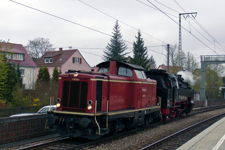 V100 1041 und 86 333 als Tfzf 92852 bei km 16,8 (April 2010)