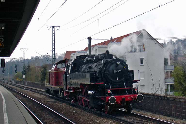 V100 1041 und 86 333 als Tfzf 92852 bei km 16,8 (April 2010)