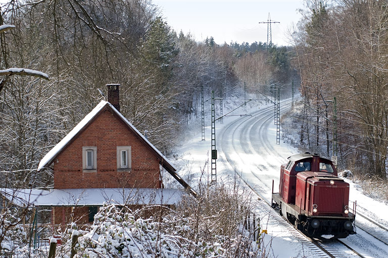 V100 2335 als Tfzf 92535 bei km 19,2 (Januar 2010)