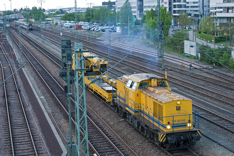 LW 203.002 (ex-DR 202 335) bei km 15,8 (Mai 2010)