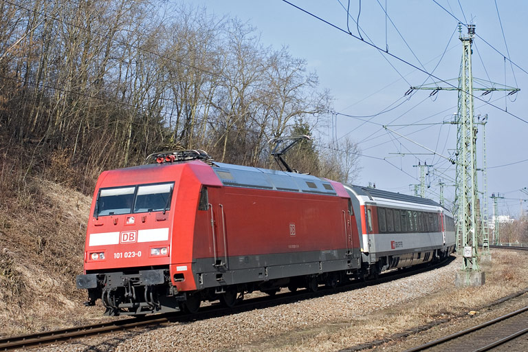 101 023 mit IC 187 bei km 17,4 (M&auml;rz 2011)