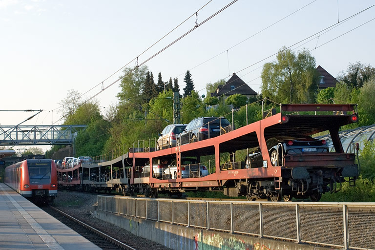 101 043 mit AZ 1379 bei km 14,2 (April 2011)