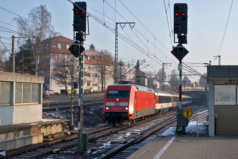 101 047 mit IC 181 bei km 15,4 (Februar 2011)