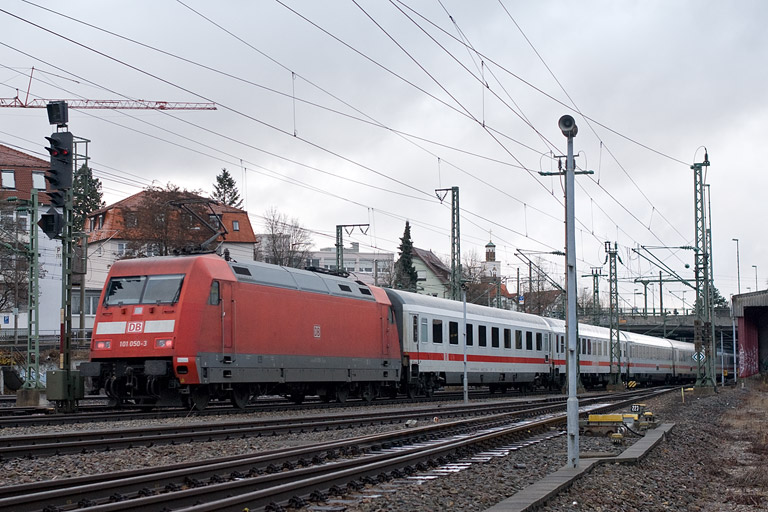 101 050 mit IC 2006 bei km 15,4 (Dezember 2011)