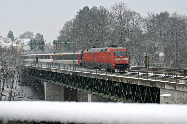 101 065 mit IC 280 bei km 14,6 (Februar 2011)