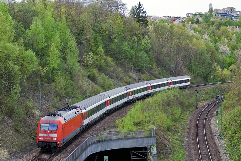 101 074 mit IC 283 bei km 13,8 (April 2011)