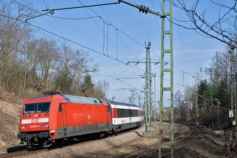 101 077 mit IC 185 bei km 17,4 (M&auml;rz 2011)