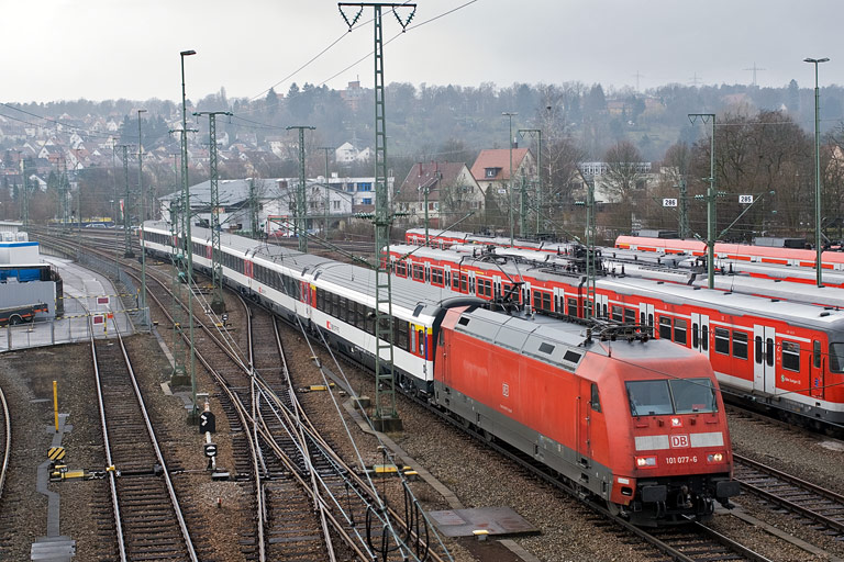 101 077 mit IC 282 bei km 16,0 (M&auml;rz 2011)