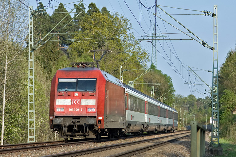 101 100 mit IC 283 bei km 22,2 (April 2011)