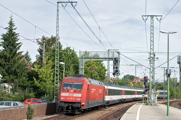 101 137 mit IC 183 bei km 16,6 (August 2011)