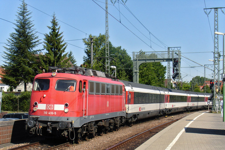 110 416 mit IC 183 bei km 16,6 (Mai 2011)