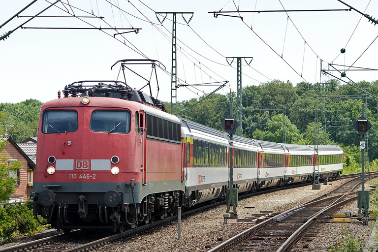 110 446 mit IC 280 bei km 16,8 (Juli 2011)