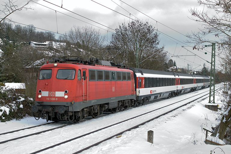 110 508 mit IC 185 bei km 12,8 (Januar 2011)