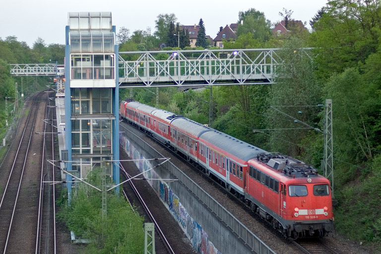 110 508 mit RE 10085 bei km 14,0 (April 2011)