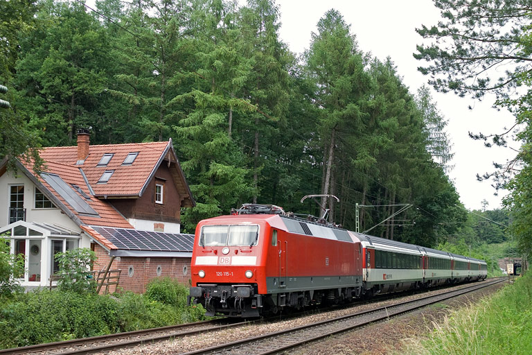 120 115 mit IC 281 bei km 18,2 (Juni 2011)