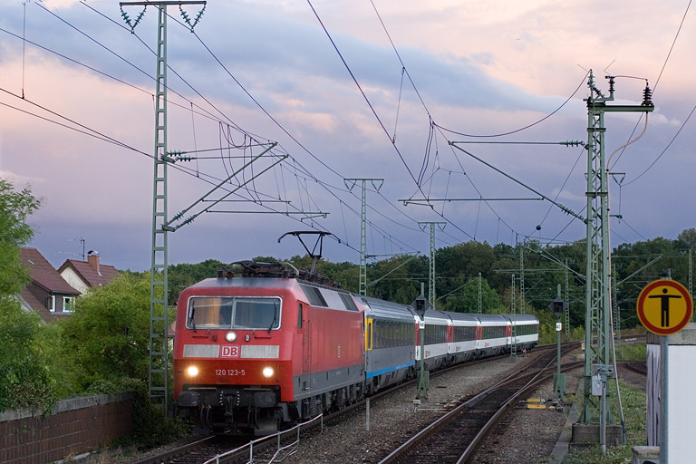 120 123 mit IC 182 bei km 16,8 (September 2011)