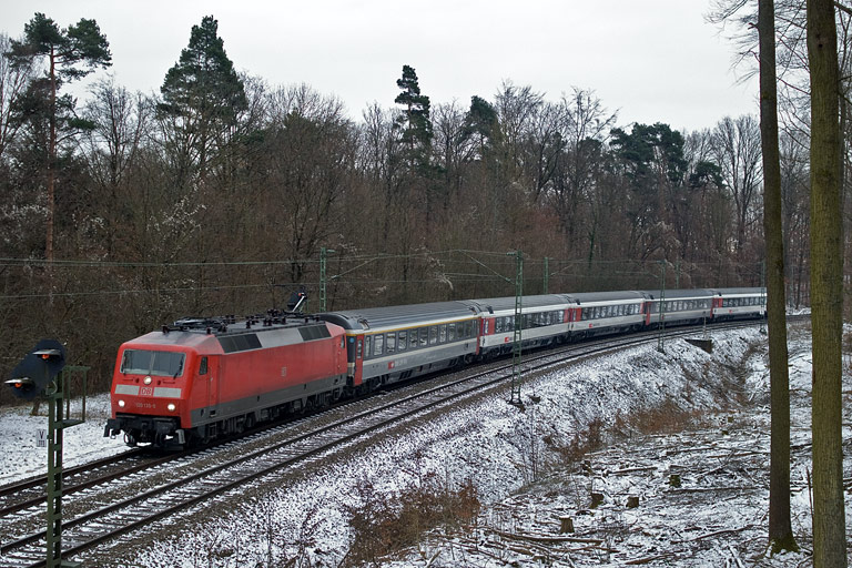 120 135 mit IC 282 bei km 11,8 (Januar 2011)