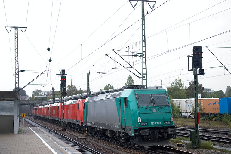 140 805, 140 789, 185 195, 185 293, 185 203, 185 371 und 185 610 als Tfzf 67096 bei km 15,4 (September 2011)