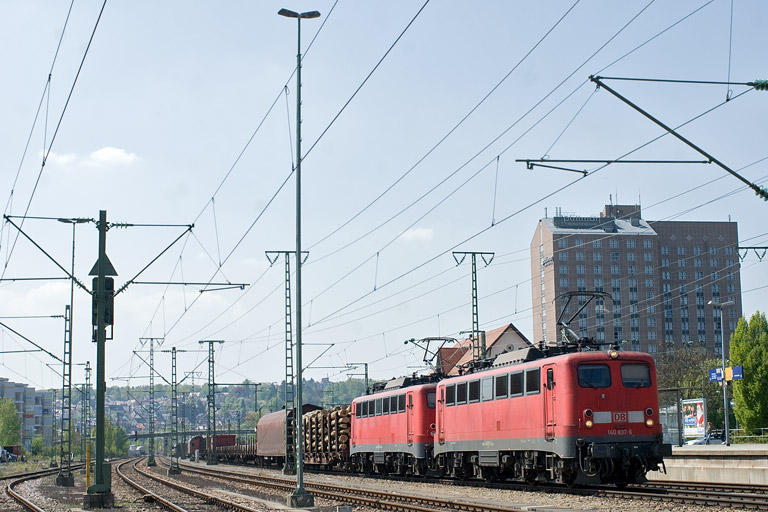 140 837 und 140 843 mit FE 44696 bei km 15,6 (April 2011)