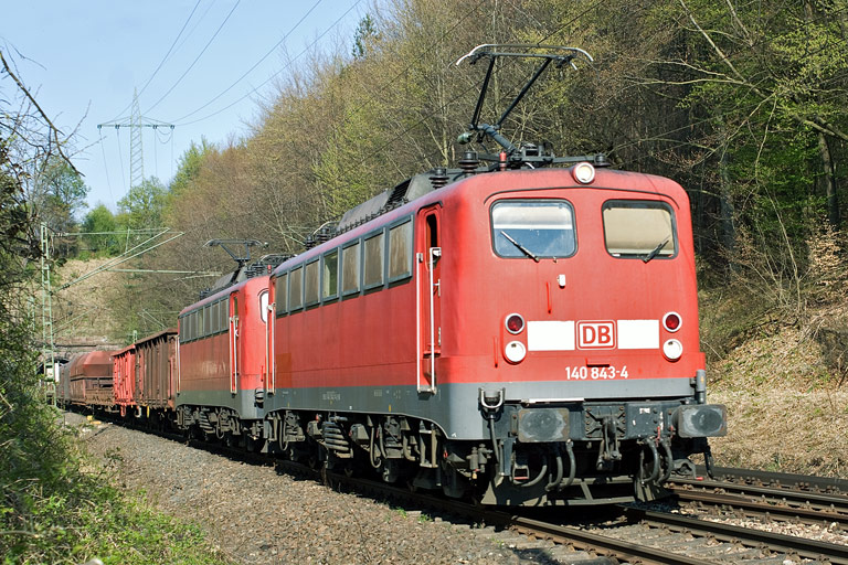 140 843 und 140 837 mit FS 50861 bei km 18,0 (April 2011)